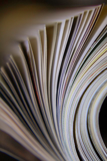 Photo de pages d'un livre qui forment comme un éventail