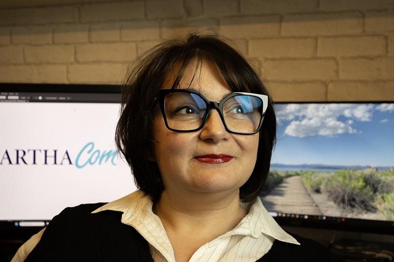Photo de Virginie dans son bureau
